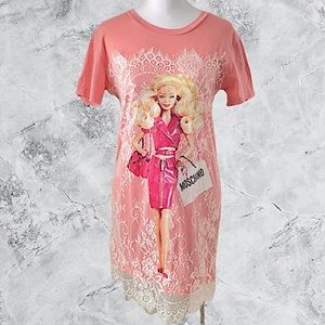 ɴᴡᴛ ᴍᴏꜱᴄʜɪɴᴏ ʙᴀʀʙɪᴇ ɢʀᴀᴘʜɪᴄ ᴛ-ꜱʜɪʀᴛ ᴅʀᴇꜱꜱ